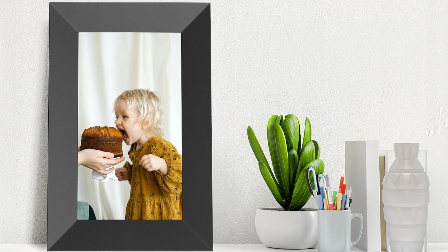 image:imageKodak 7 Inch Black Digital Picture Frame 32GB Storage AutoRotate Instant Photo amp Video Sharing Perfect for Family Photos Remote Uploads Digital Display Easy Setup